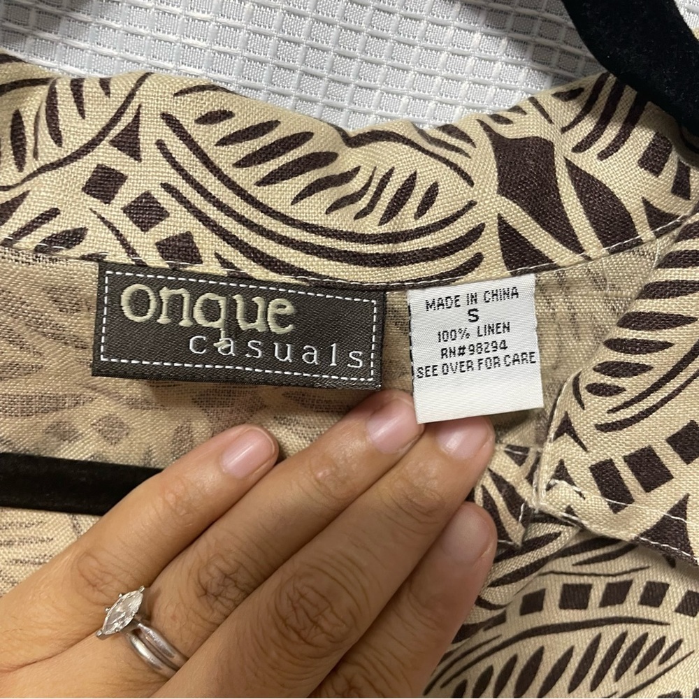 Onque Casuals Line Printed Button Down Size Small - image 3